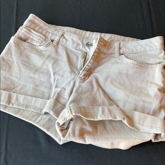 🦋 3/$20 Basic Light Tan Shorts - Picture 1 of 5